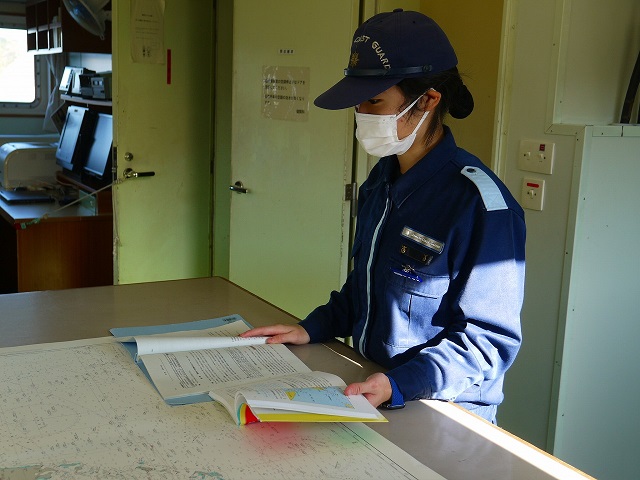 通航要領を作成する実習生の様子