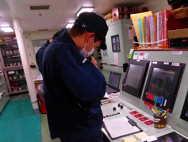 機関制御室で燃料搭載の指揮を執る実習生の様子