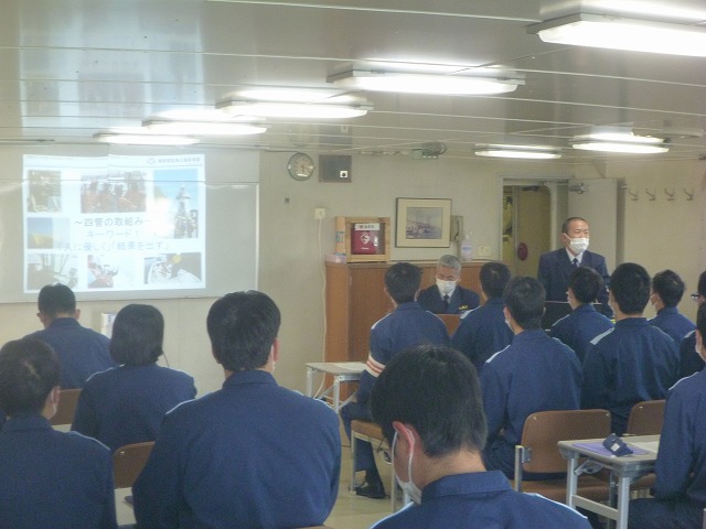 永家第四管区海上保安本部長の講話を受ける実習生の様子