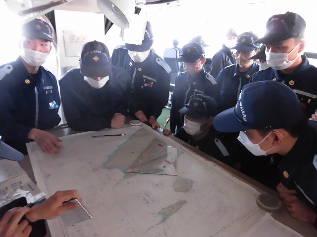 宗谷海峡の説明をする実習生