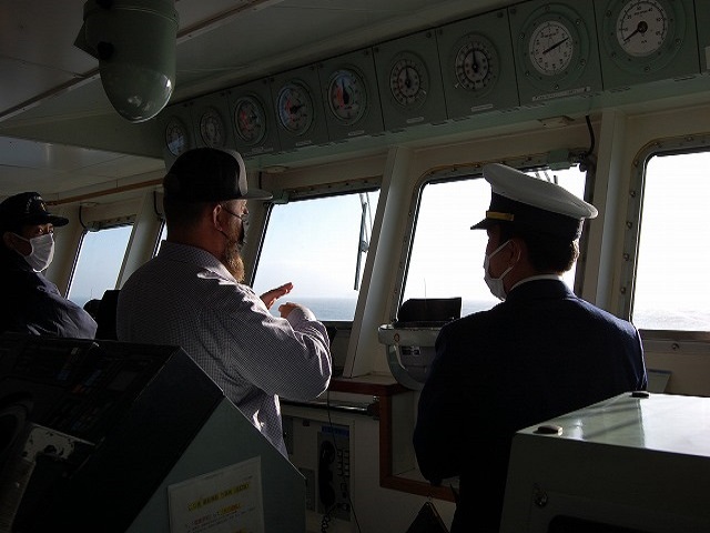 水先人と操船する航海科実習生