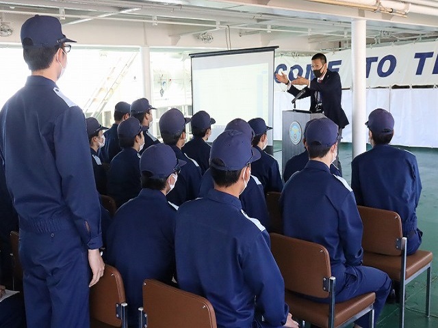 業務講話で質問をする実習生