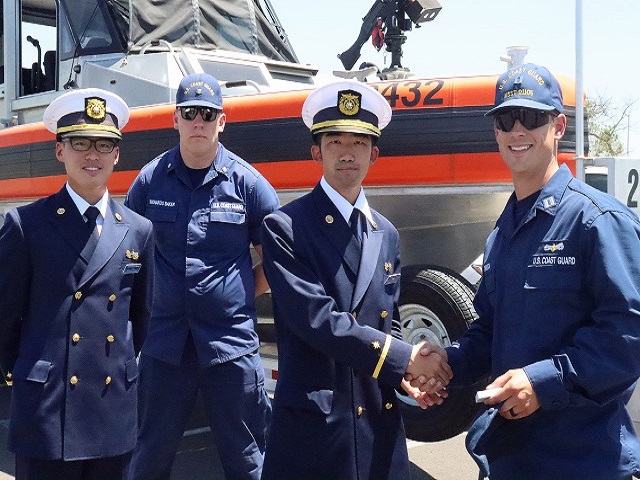 USCG職員と交流する実習生