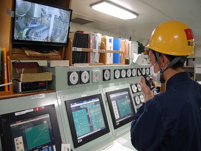 機関制御室にて作業内容を指示する様子