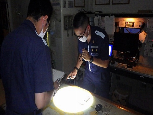 情報収集を行っている様子