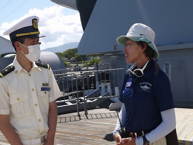 戦艦ミズーリの説明を受ける実習生