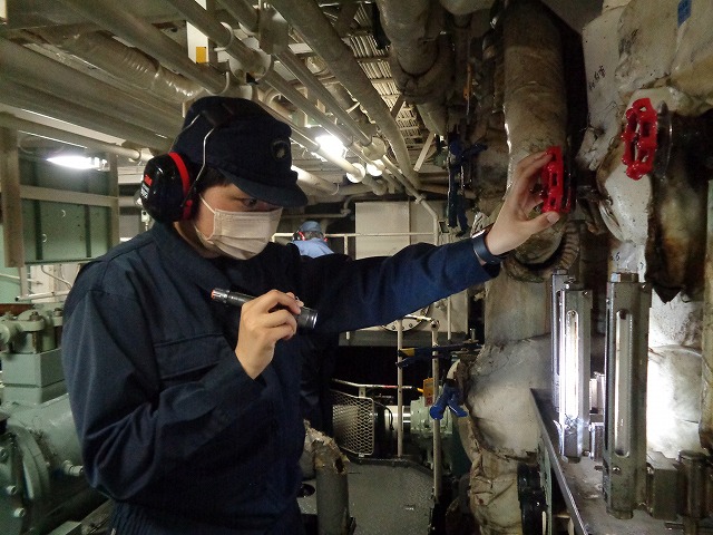 機関科としてバルブを閉める航海科実習生
