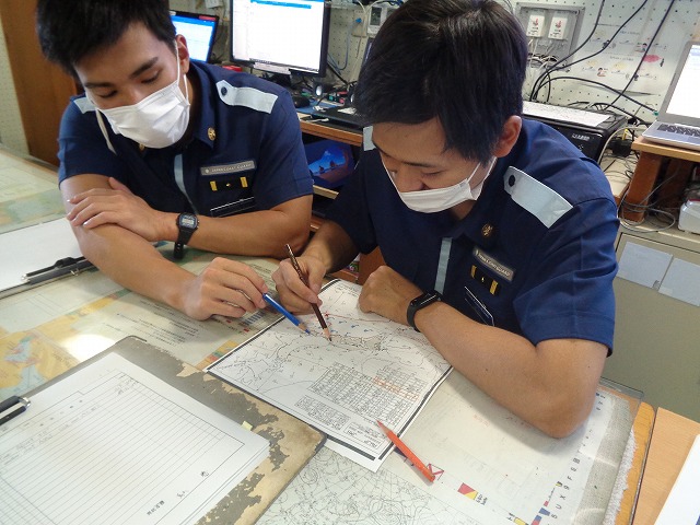 通信科として天気図に色を塗る機関科実習生