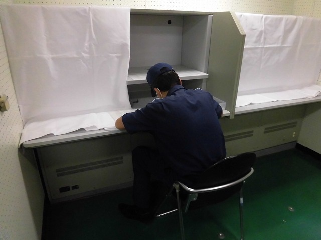 投票用紙に記入する実習生