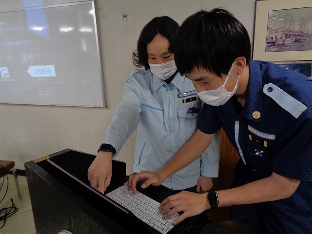 発表準備を行う実習生(グループ)