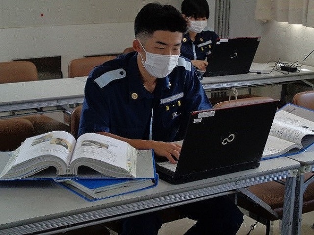 訓練を振り返る実習生の様子