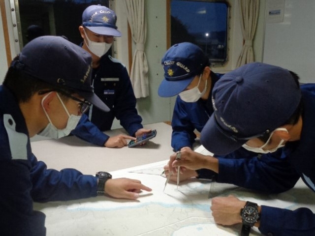 航海計画を作成する実習生の様子