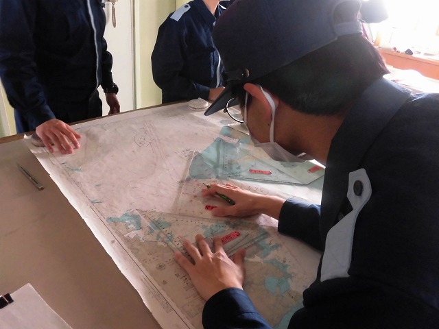 航路内で自船位置を記入する実習生