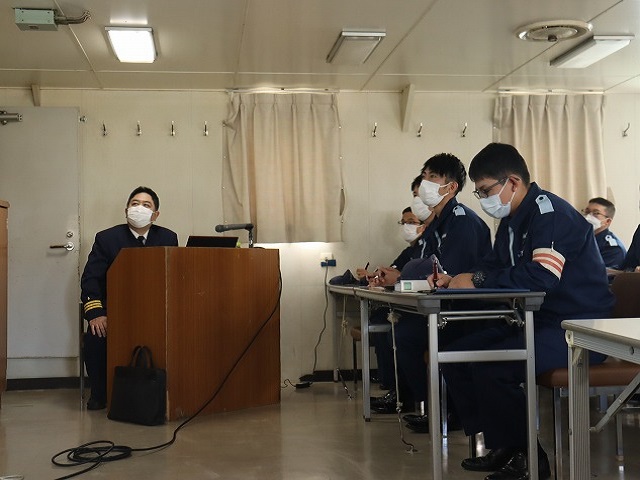 業務講話を聴く実習生