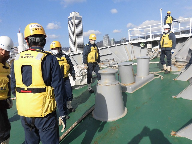 係留索の流れを確認する実習生