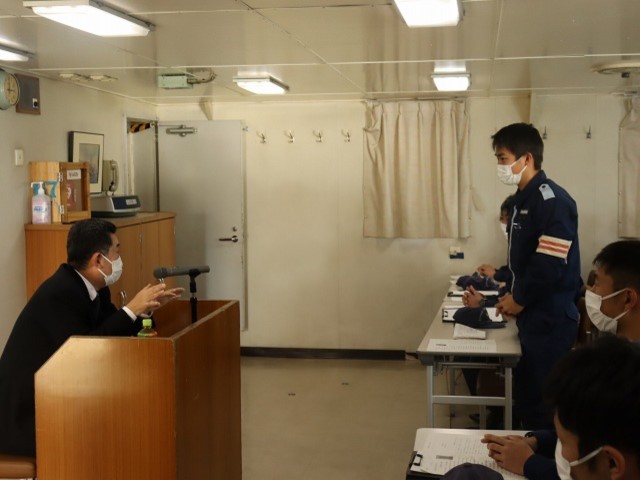 第五管区海上保安本部次長に質問する実習生