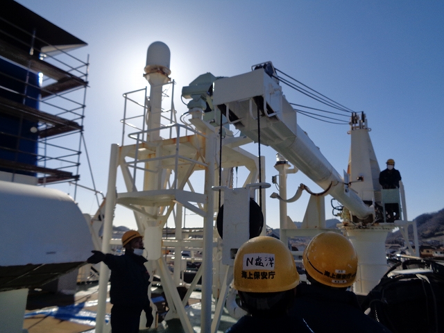クレーンの作動確認を行っている航海科実習生