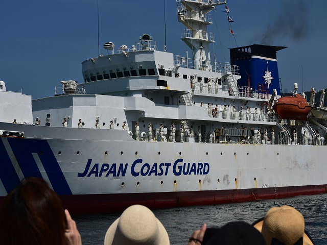家族等が迎える中、呉入港