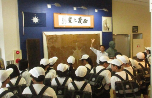 資料館見学の様子