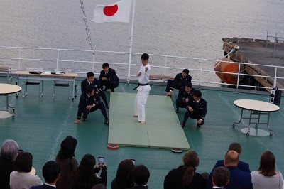 船上レセプションでの文化交流