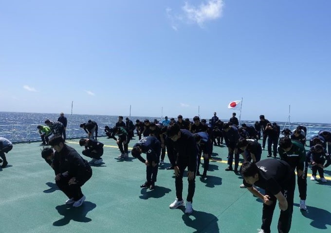 実習生・乗組員が参加する昼の体操の様子