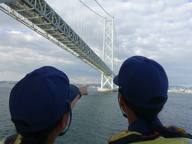 明石海峡大橋を見上げる実習生