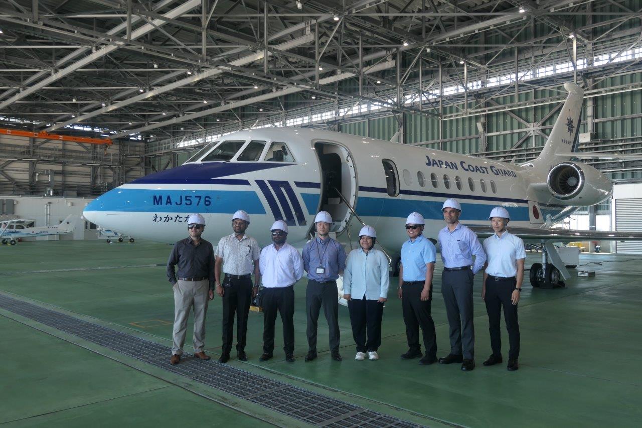 北九州航空基地　ファルコン2000の前で
