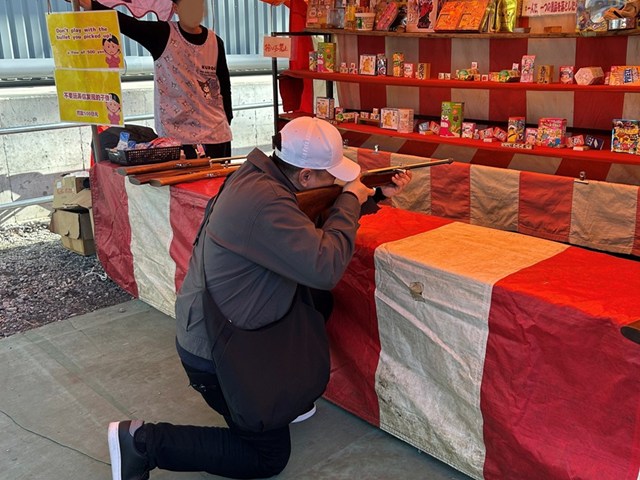 増上寺で射的を楽しむ様子